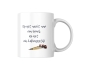 Preview: Weiße Keramiktasse mit Dart-Motiv. Die Tasse trägt den motivierenden Spruch „Es ist nicht nur ein Spiel, es ist ein Lebensstil!“ in stilvoller Schrift. Unter dem Text sind drei goldene Dartpfeile abgebildet. Perfekt als Geschenk für Dartspieler und Fans d